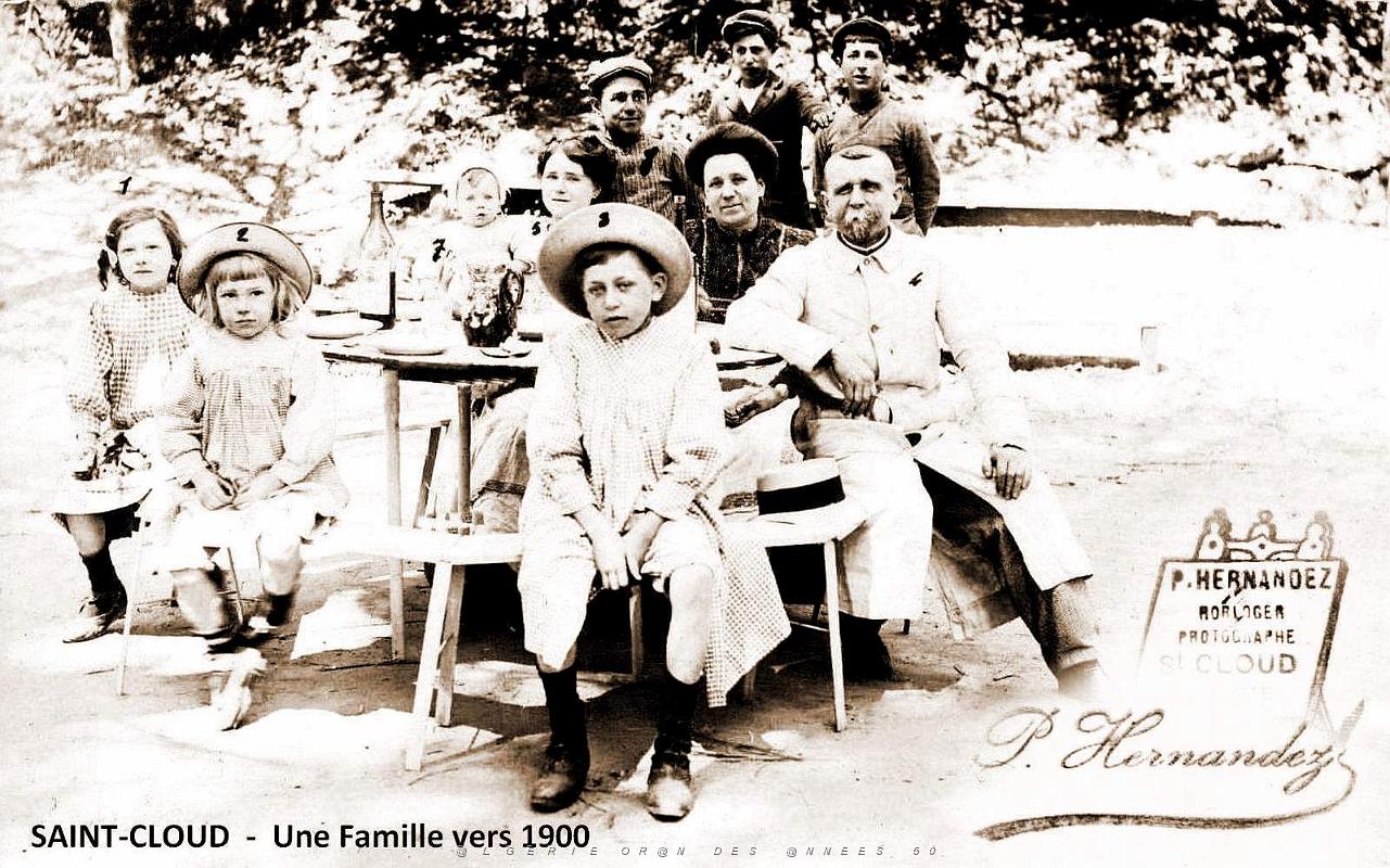 1450- Saint-Cloud - Une Famille vers 1900.jpg